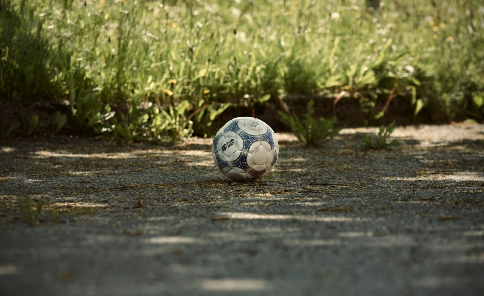 un ballon de football au milieu de la route